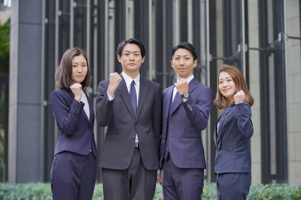 Een Team Van Aziatische Zakenmannen Vrouwen Poseren Door Het Houden — Stockfoto