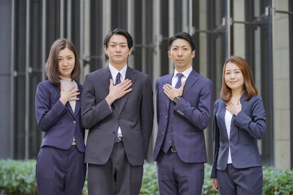 Een Team Van Aziatische Zakenmensen Die Poseren Hun Handen Borst — Stockfoto