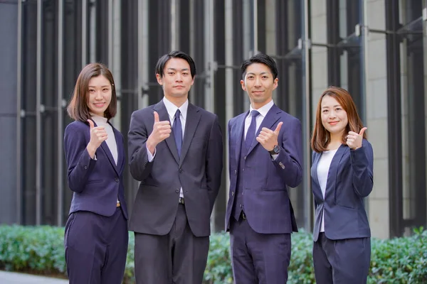 アジアのビジネスマンのチームと女性の親指アップのためにポーズ — ストック写真