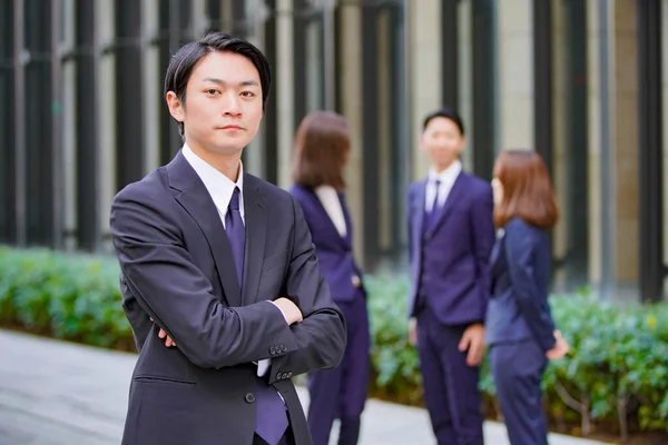 Porträtt Ung Asiatisk Affärsman Kostym Och Hans Team — Stockfoto