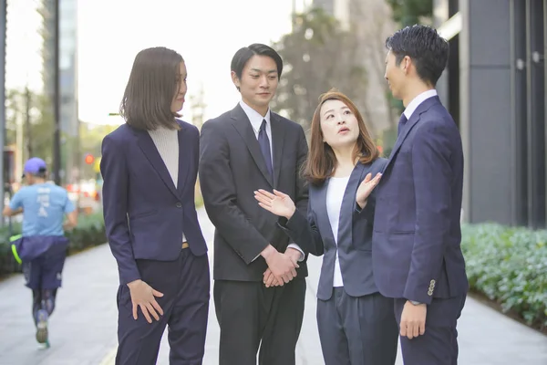 Азиатская Мужская Женская Бизнес Команда Отдыхает Болтает Открытом Воздухе — стоковое фото