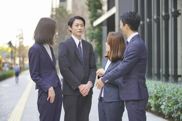 Aziatisch Man Vrouw Business Team Ontspannen Chatten Buiten — Stockfoto