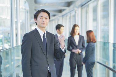 Takım elbiseli Asyalı genç işadamının portresi.