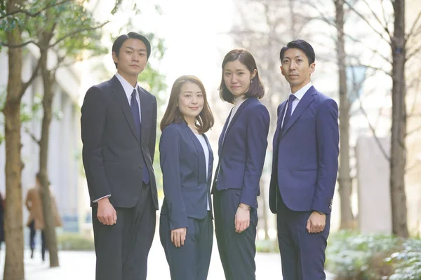 Unga Män Och Kvinnor Team Asiatiska Affärsmän Kostym — Stockfoto
