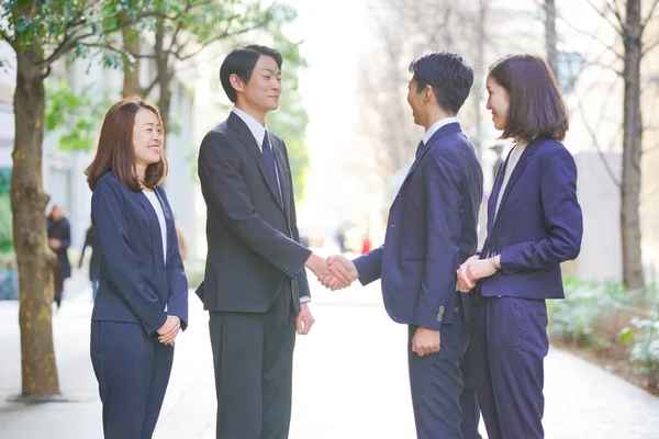 Équipe Affaires Hommes Femmes Asiatiques Serrant Main Avec Sourire — Photo