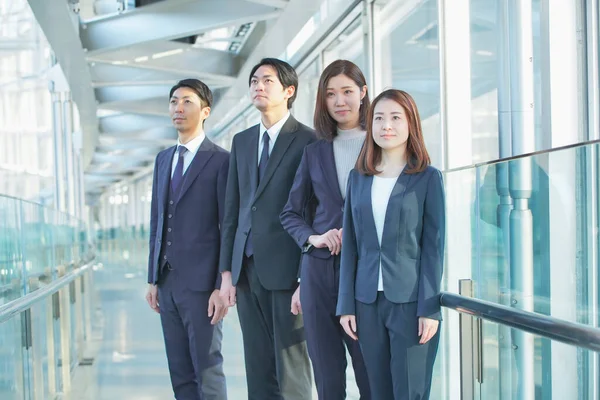 Jovens Homens Mulheres Equipe Empresários Asiáticos Ternos — Fotografia de Stock