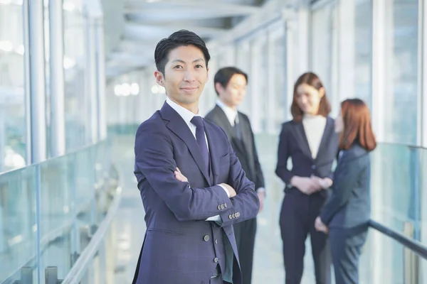 Retrato Jovem Asiático Empresário Terno Sua Equipe — Fotografia de Stock