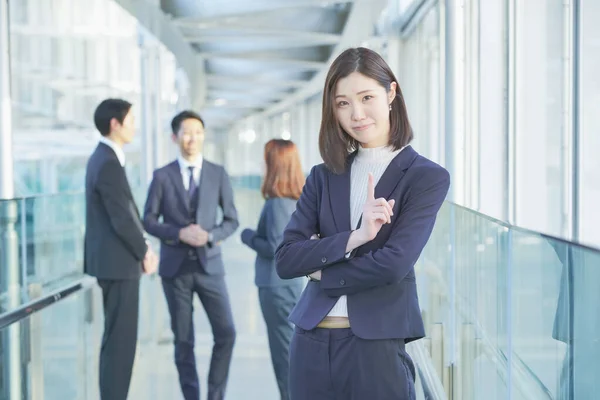 スーツ姿のアジア系ビジネス女性と彼女のチームの肖像 — ストック写真