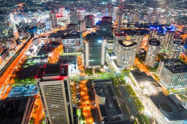 Japon şehrinin gece manzarasına bakan bir manzara fotoğrafı.