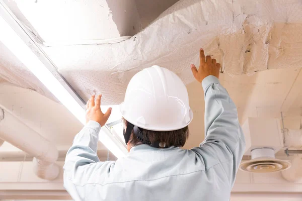 Maschio Casco Bianco Controllo Impianto Condizionamento — Foto Stock