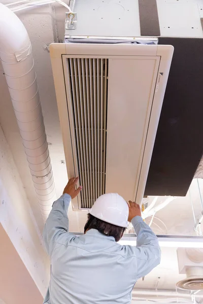 Männlicher Arbeiter Mit Weißem Helm Überprüft Klimaanlagen — Stockfoto
