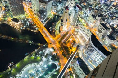 Japon şehrinin gece manzarasına bakan bir manzara fotoğrafı.