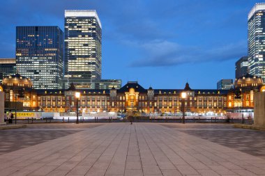 Tokyo İstasyonu 'nun Marunouchi bölgesindeki binaların gece görüşü.