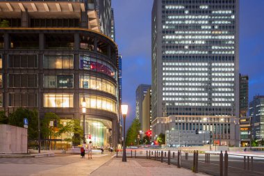 Tokyo İstasyonu 'nun Marunouchi bölgesindeki binaların gece görüşü.