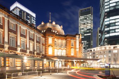 Tokyo İstasyonu 'nun Marunouchi bölgesindeki binaların gece görüşü.