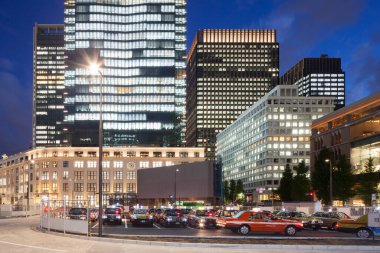 Tokyo İstasyonu 'nun Marunouchi bölgesindeki binaların gece görüşü.