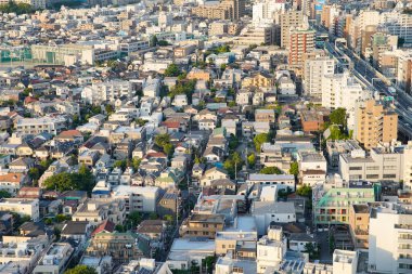 Tokyo, Japonya 'da güneşli bir günde şehir manzarası ve mavi gökyüzü