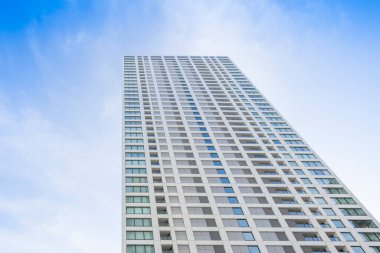 Mavi gökyüzünün altındaki kuleye bakıyorum.