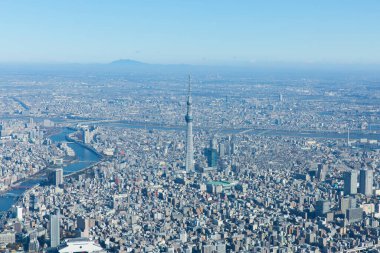 Güneşli bir günde Tokyo 'nun merkezindeki bir helikopterden havadan çekilmiş bir fotoğraf.
