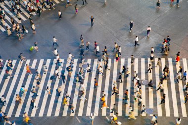 Kalabalığın Shibuya 'daki karışık kavşağı geçerken kuşbakışı görüntüsü (Tokyo, Japonya)
