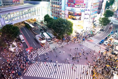 Kalabalığın Shibuya 'daki karışık kavşağı geçerken kuşbakışı görüntüsü (Tokyo, Japonya)