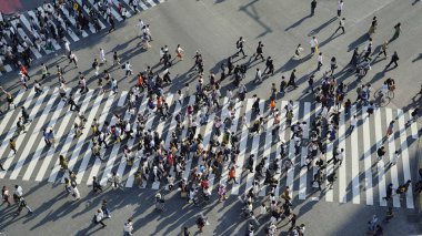 Kalabalığın Shibuya 'daki karışık kavşağı geçerken kuşbakışı görüntüsü (Tokyo, Japonya)