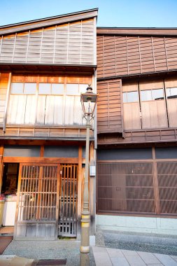 Higashi Chaya bölgesinde dizilmiş eski Japon evleri (Kanazawa, Japonya)
