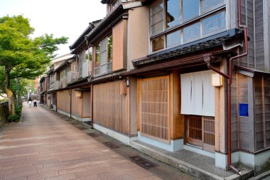 Higashi Chaya bölgesinde dizilmiş eski Japon evleri (Kanazawa, Japonya)