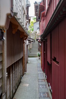 Higashi Chaya bölgesinde dizilmiş eski Japon evleri (Kanazawa, Japonya)