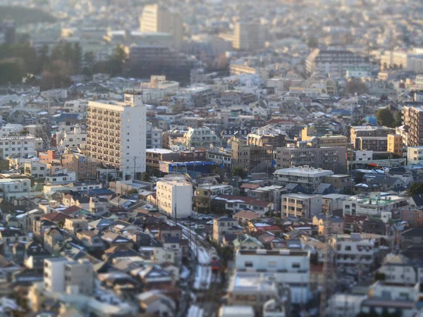 日本东京阳光明媚的城市景观与蓝天 — 图库照片