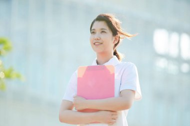 Açık havada gülümseyen Asyalı (Japon) kadın hemşire portresi