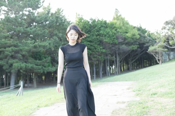 Ασιάτισσα Γιαπωνέζα Νεαρή Γυναίκα Μαύρο Φόρεμα Πάρκο Δίπλα Στη Θάλασσα — Φωτογραφία Αρχείου