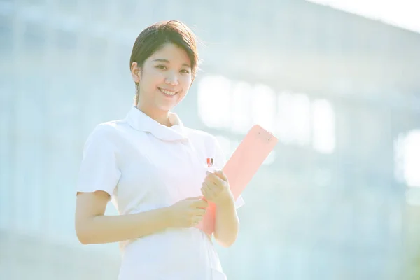 Porträt Einer Asiatischen Japanischen Krankenschwester Mit Einem Lächeln Freien — Stockfoto