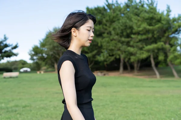 Asiática Japonesa Joven Mujer Vestido Negro Parque Junto Mar — Foto de Stock