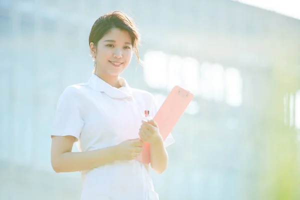 Porträt Einer Asiatischen Japanischen Krankenschwester Mit Einem Lächeln Freien — Stockfoto