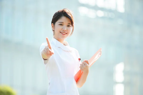Asiatische Japanische Krankenschwester Posiert Mit Erhobenem Zeigefinger — Stockfoto