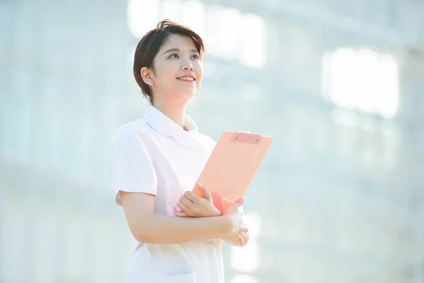 Portret Van Een Aziatische Japanse Verpleegster Met Een Glimlach Buitenshuis — Stockfoto