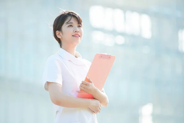 Retrato Una Enfermera Asiática Japonesa Mostrando Una Sonrisa Aire Libre —  Fotos de Stock