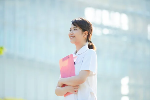 Porträt Einer Asiatischen Japanischen Krankenschwester Mit Einem Lächeln Freien — Stockfoto