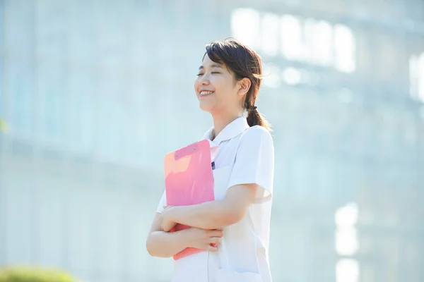 一名亚洲 女护士在户外笑的画像 — 图库照片