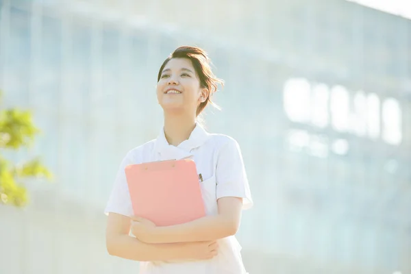 Retrato Una Enfermera Asiática Japonesa Mostrando Una Sonrisa Aire Libre — Foto de Stock