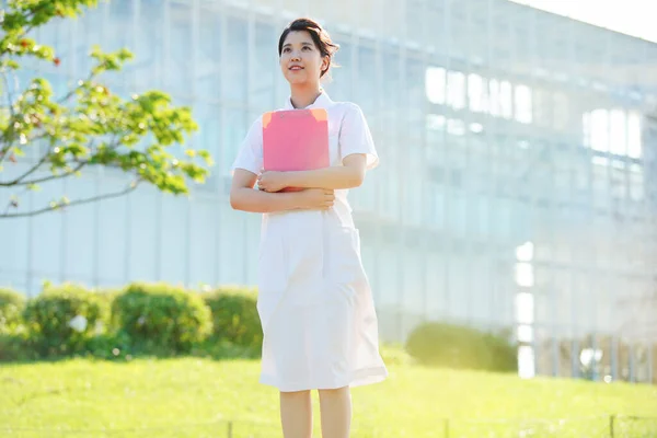 Retrato Una Enfermera Asiática Japonesa Mostrando Una Sonrisa Aire Libre — Foto de Stock