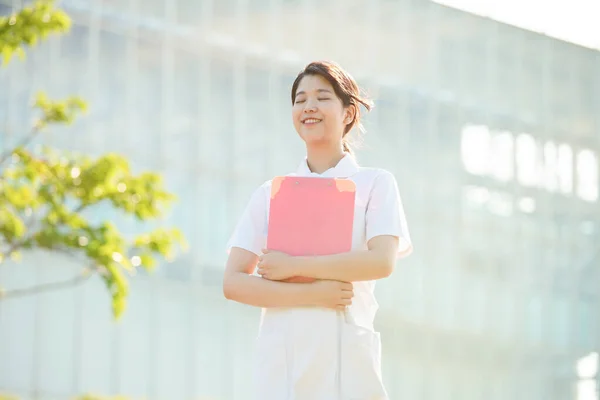 Portret Van Een Aziatische Japanse Verpleegster Met Een Glimlach Buitenshuis — Stockfoto