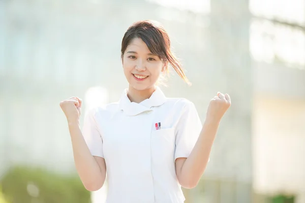 Asiatische Japanische Krankenschwester Posiert Mutig Und Jubelt Mit Einem Lächeln — Stockfoto