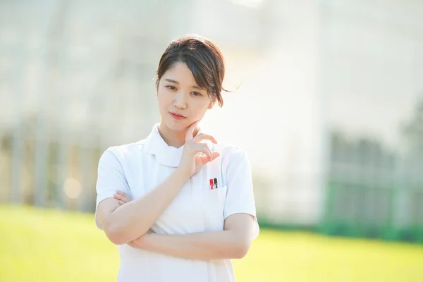 Aziatische Japans Vrouwelijke Verpleegster Die Kantelt Haar Gezicht Voelt Twijfels — Stockfoto
