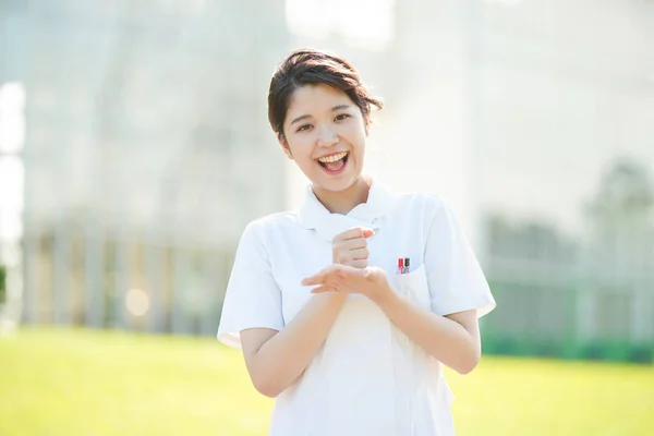 Eine Asiatische Japanische Krankenschwester Mit Überzeugendem Gesichtsausdruck Indem Sie Mit — Stockfoto