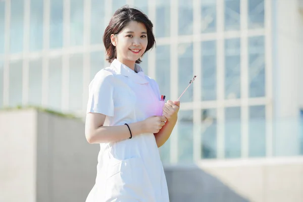Portret Van Een Aziatische Japanse Verpleegster Met Een Glimlach Buitenshuis — Stockfoto