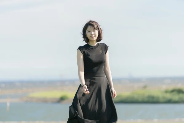 Asiático Japonês Jovem Mulher Vestido Preto Parque Beira Mar — Fotografia de Stock