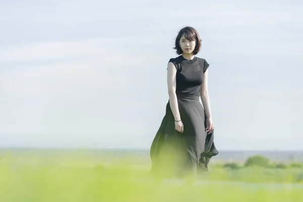 Ασιάτισσα Γιαπωνέζα Νεαρή Γυναίκα Μαύρο Φόρεμα Πάρκο Δίπλα Στη Θάλασσα — Φωτογραφία Αρχείου