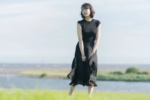 Asiático Japonês Jovem Mulher Vestido Preto Parque Beira Mar — Fotografia de Stock